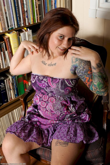 Fat inked amateur Marie shows her juicy cunt and big booty in a solo