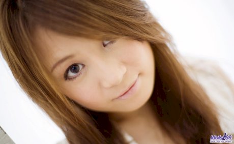 Young Japanese girl Airin delights in displaying upskirt underwear