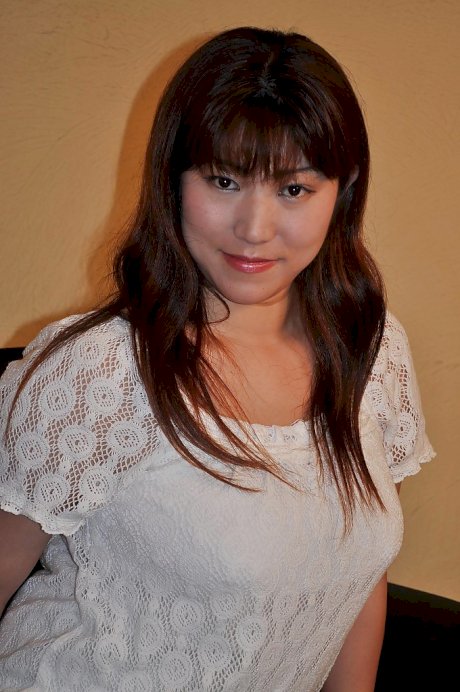 Fatty asian MILF Kumi Shibahara undressing and vibing her slit