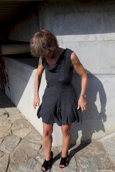 Sinful granny gets down on her knees & gives phenomenal oral pleasure outside