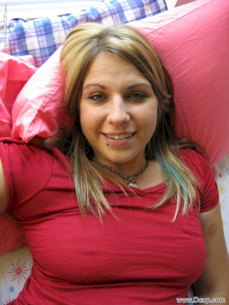 Chubby amateur blonde Roxy Blue masturbates & shows her round booty up close
