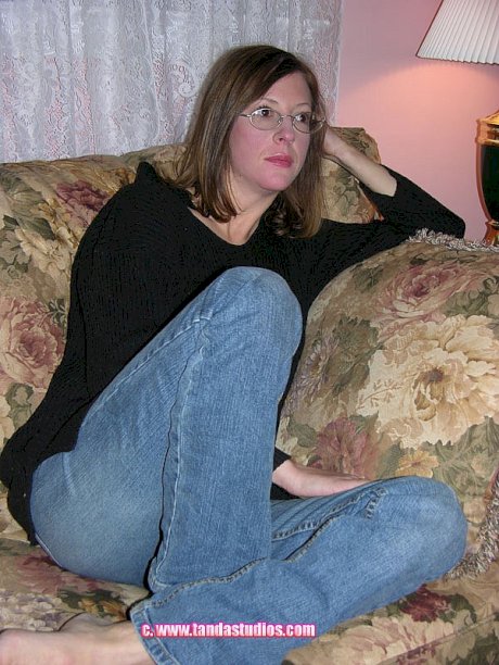 Nerdy amateur housewife Elise shows her pierced nipples & rubs her twat