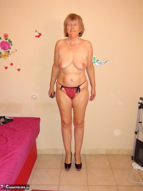Old woman Abby Roberts finger spreads her pussy while modeling naked