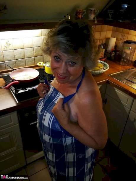 Old housewife Caro takes off her underwear in kitchen apron and stockings