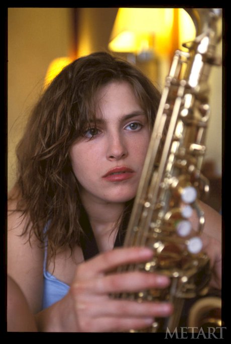 All-natural amateur musicians French kiss and cuddle on the sofa