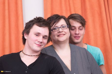 Middle-aged fatty unleashes her massive tits to the delight of 2 boys