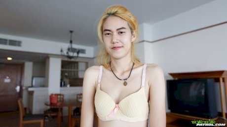 Thai amateur squirts after selling her natural pussy to sex tourist