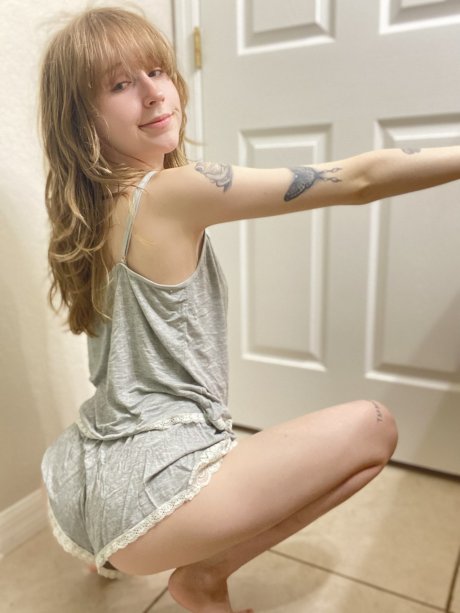 Playful amateur babe Teensy Bella posing provocatively in a solo