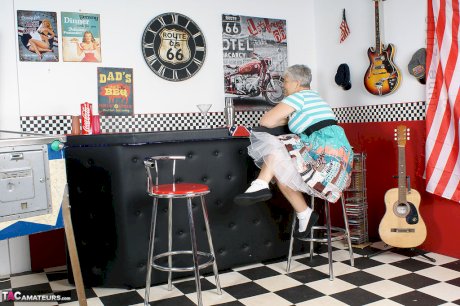 Old American lady Savana exposes her big butt in basement bar