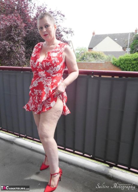 Mature amateur Posh Sophia exposes her big butt and snatch in red heels