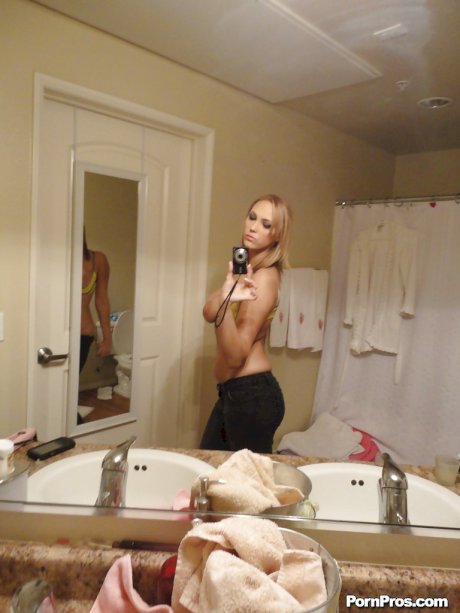 Alexia Rae shows off naked on cam while touching herself