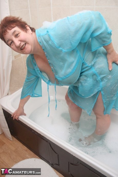 Redhead nan Kinky Carol shows her big ass and snatch in a bathtub