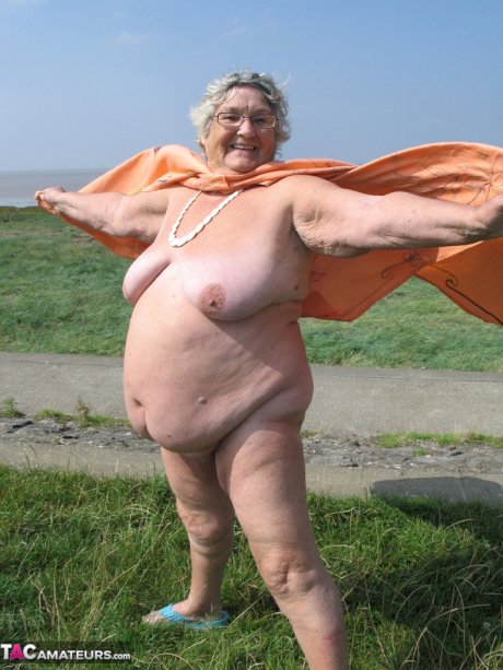 Geeky Grandma Libby flashing her monster mature curves in the filed