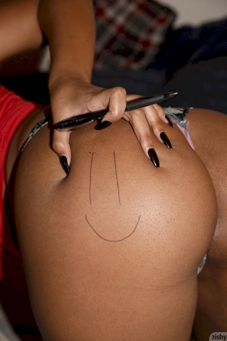 Ebony girlfriend Noelle Monique shows off her juicy booty & boobs in public