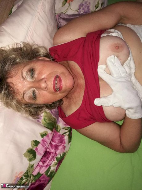 Horny nan Caro pulls down her pantyhose to show her bush in white gloves