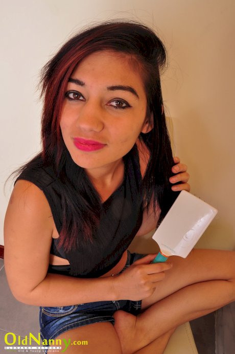 Amateur lesbians Samira and Andrea enjoy an old and young toying session