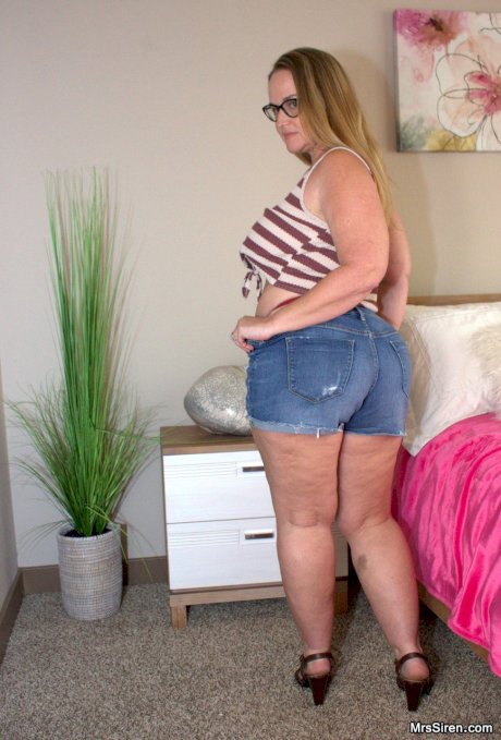MILF fatty Dee Siren enjoying orgasmic queening before riding cock