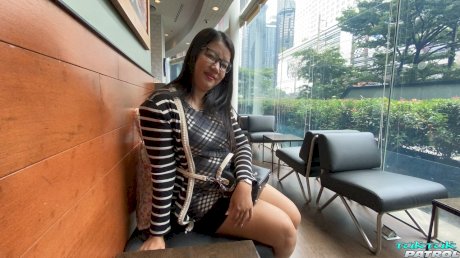 Chubby Asian amateur Apple E teases with her big ass & gets boned
