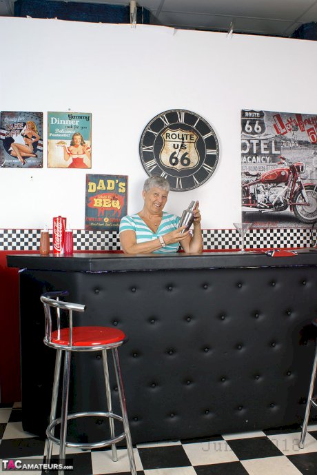 Old American lady Savana exposes her big butt in basement bar