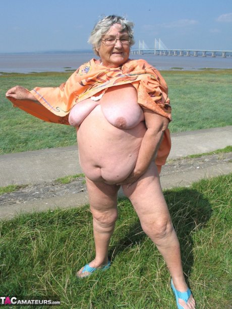 Geeky Grandma Libby flashing her monster mature curves in the filed