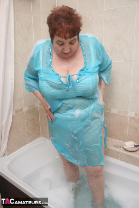 Redhead nan Kinky Carol shows her big ass and snatch in a bathtub