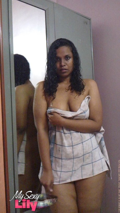 Indian plumper Lily Singh shows her bare ass and natural tits afore a mirror