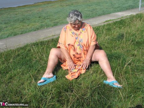 Geeky Grandma Libby flashing her monster mature curves in the filed