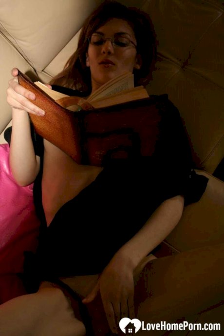 Amateur wife plays with her hairy pussy while reading a book on the couch