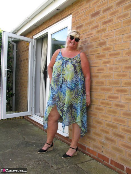 Fat mature woman Chrissy Uk sucks a dick after making her nude debut in a yard