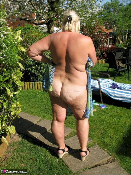 Fat mature woman Chrissy Uk sucks a dick after making her nude debut in a yard
