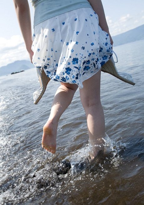 Young Japanese girl Saki Koto exposes her tits and ass at the beach