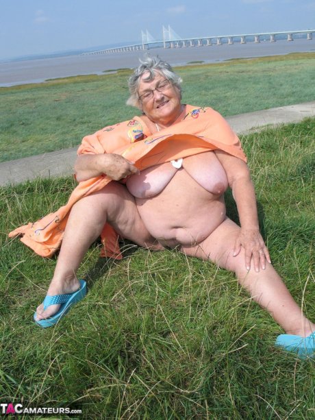 Geeky Grandma Libby flashing her monster mature curves in the filed