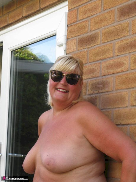 Fat mature woman Chrissy Uk sucks a dick after making her nude debut in a yard