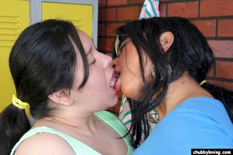 Older dyke Lily and horny gf share double dildo during sex in weight room