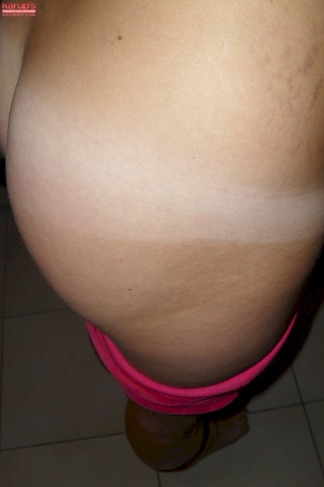 Tanned blonde Savannah Hill showing her shaved twat & her plump ass