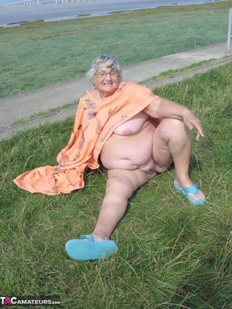 Geeky Grandma Libby flashing her monster mature curves in the filed