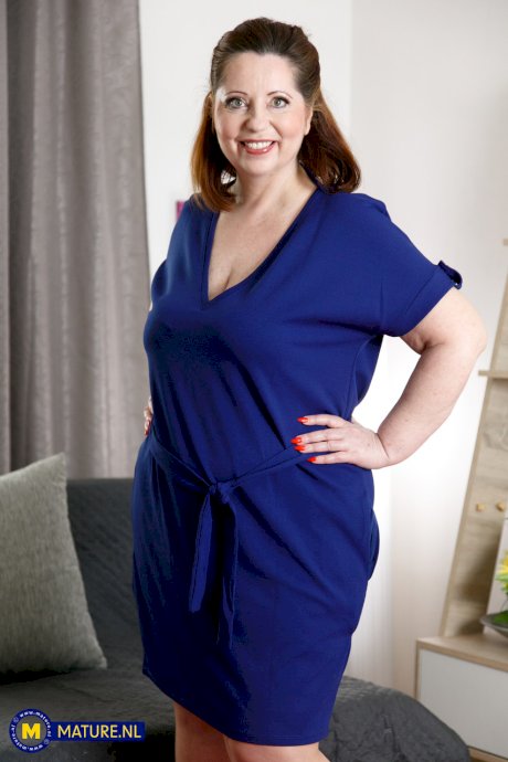 Mature fatty Curvy Klara masturbates with a sex toy on a futon in pumps