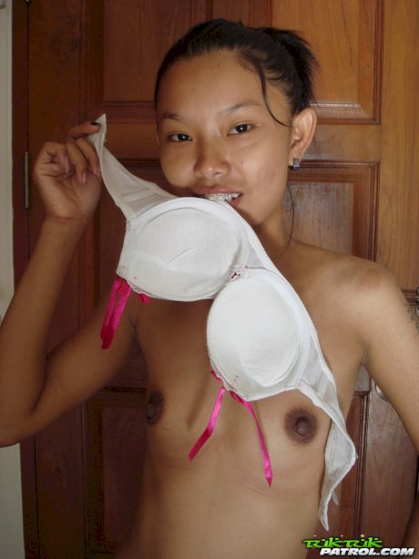 Skinny Thai girl takes off hr clothes in her nude modelling premiere