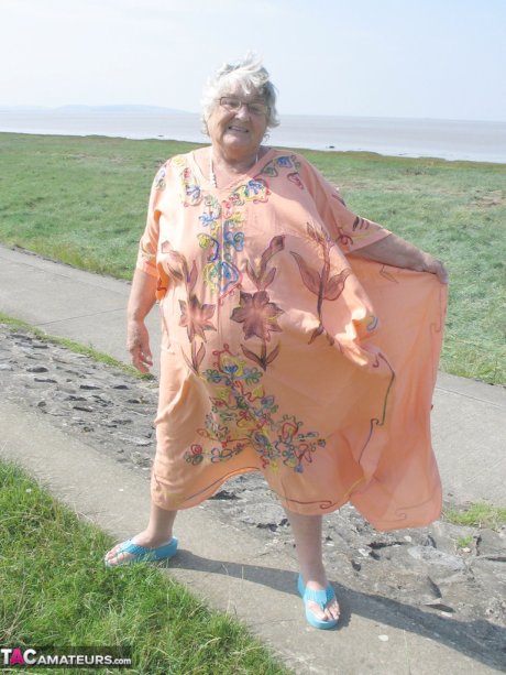 Geeky Grandma Libby flashing her monster mature curves in the filed