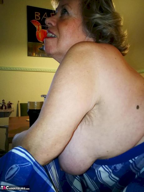 Old housewife Caro takes off her underwear in kitchen apron and stockings