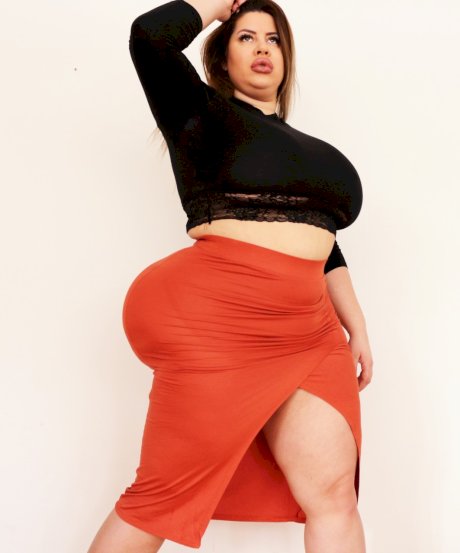 Stunning MILF fatty Natasha Crown flaunting her very big ass in a tight skirt