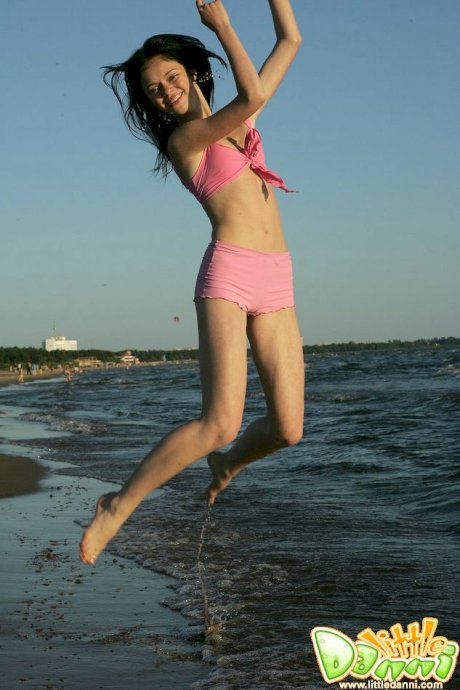 Young amateur looses her tiny tits and ass during seaside action