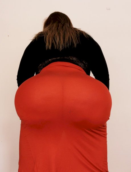 Stunning MILF fatty Natasha Crown flaunting her very big ass in a tight skirt