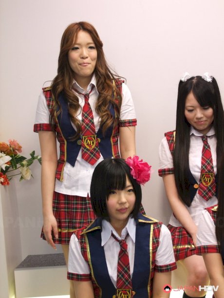 Asian schoolgirl Akari Osaki & her classmates enjoying sizzling groupsex