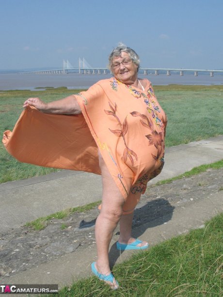 Geeky Grandma Libby flashing her monster mature curves in the filed