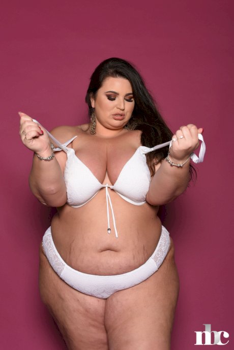 Fatty with a massive ass Yazmin Fox flaunts her natural tits in a solo