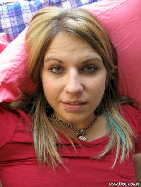 Chubby amateur blonde Roxy Blue masturbates & shows her round booty up close