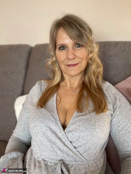 Middle-aged blonde Sweet Susi plays with her pussy after removing her leggings
