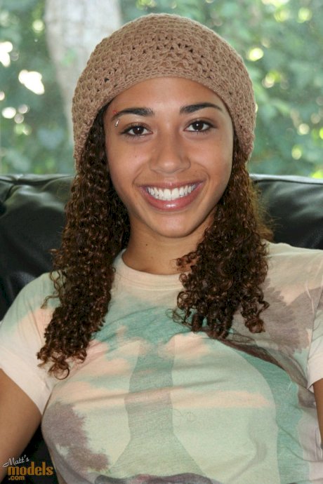 Ebony amateur Mi Mi Allen wears crocheted skull cap while posing in the nude