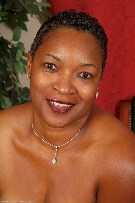 Short-haired black MILF Portia exposes her fine bum and spreads her cunt